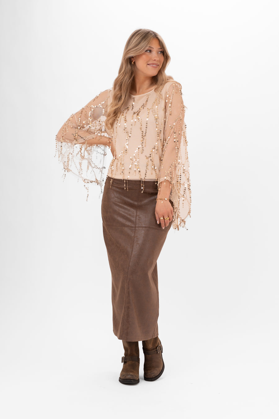 Modell bär moccaliknande kjol i brun färg | Capri Collection | Lilla Hem