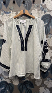 Långärmad Blus med Coola Broderier i Beige/Navy från Caramelle Fashion - framsida | Lilla Hem