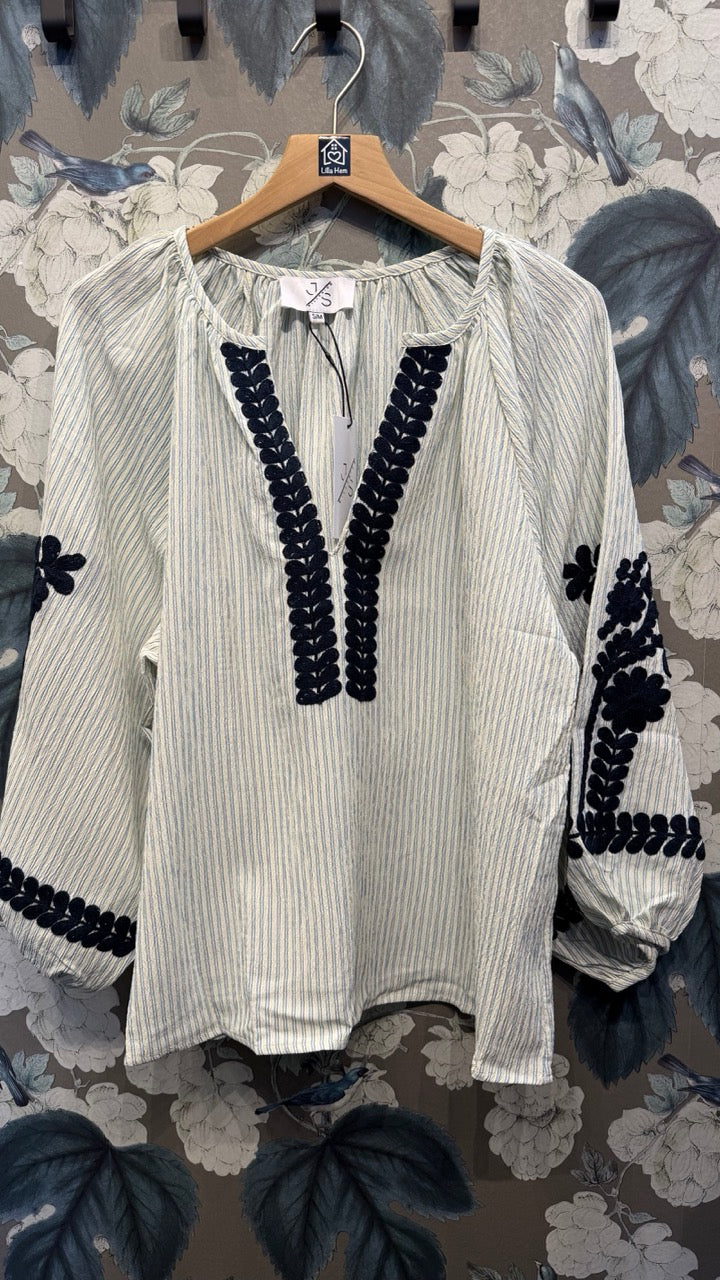 Långärmad Blus med Coola Broderier i Beige/Navy från Caramelle Fashion - framsida | Lilla Hem