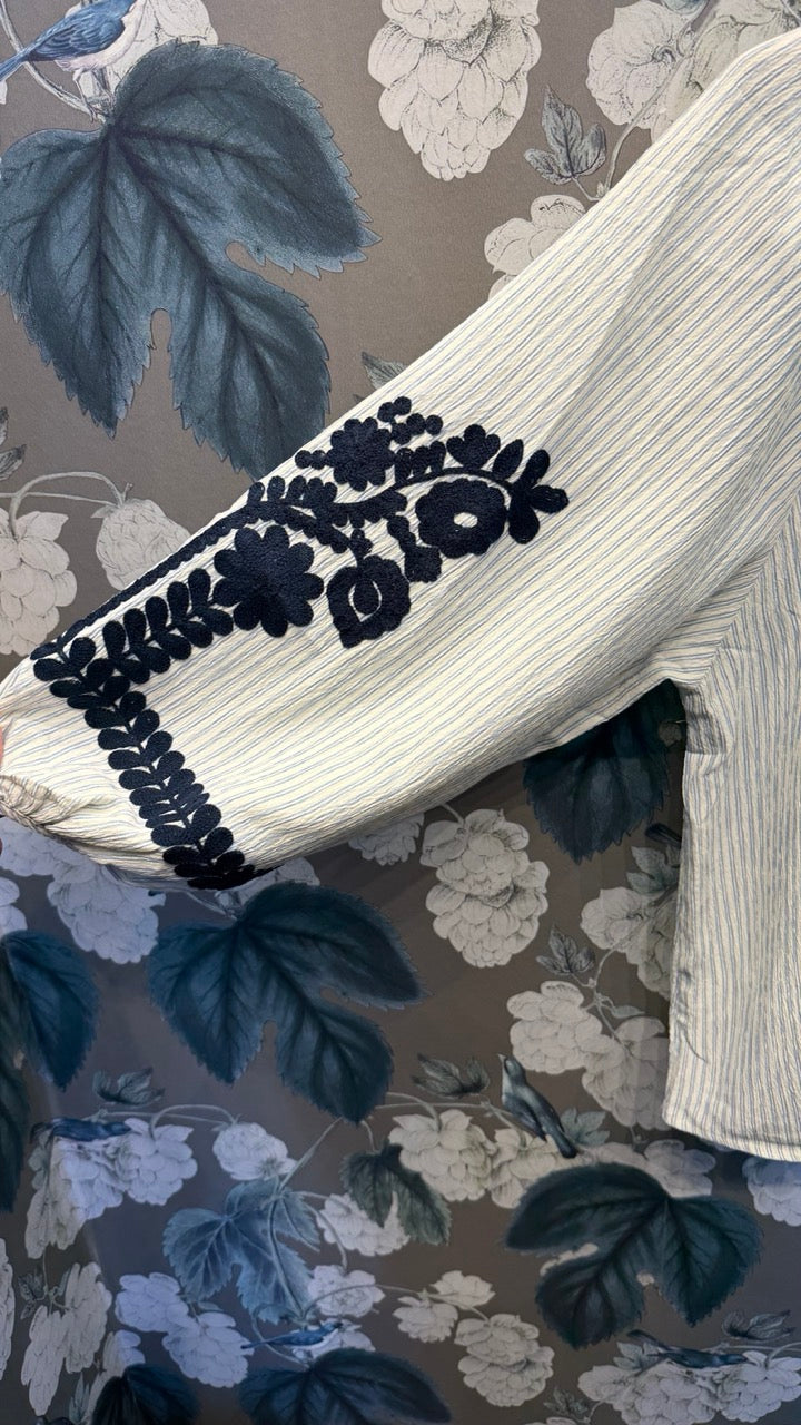 Långärmad Blus med Coola Broderier i Beige/Navy från Caramelle Fashion - detalj ärm | Lilla Hem