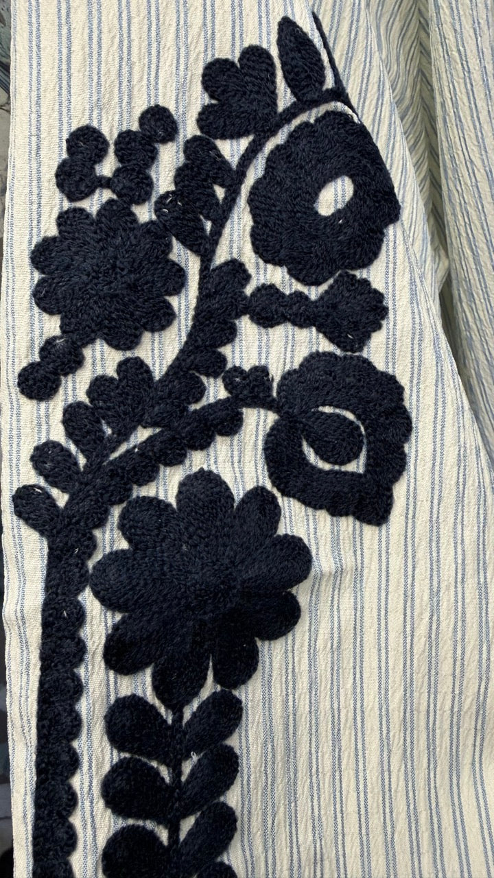 Långärmad Blus med Coola Broderier i Beige/Navy från Caramelle Fashion - detalj brodyr | Lilla Hem