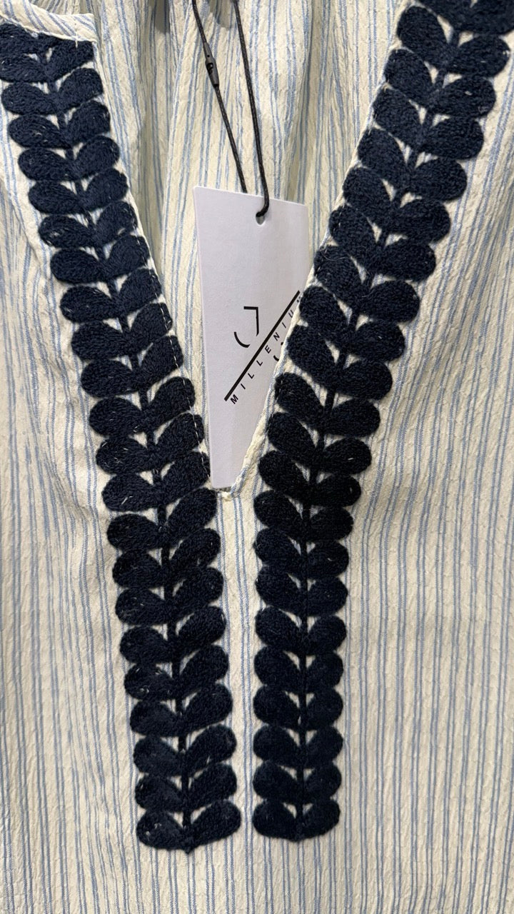 Långärmad Blus med Coola Broderier i Beige/Navy från Caramelle Fashion - detalj | Lilla Hem