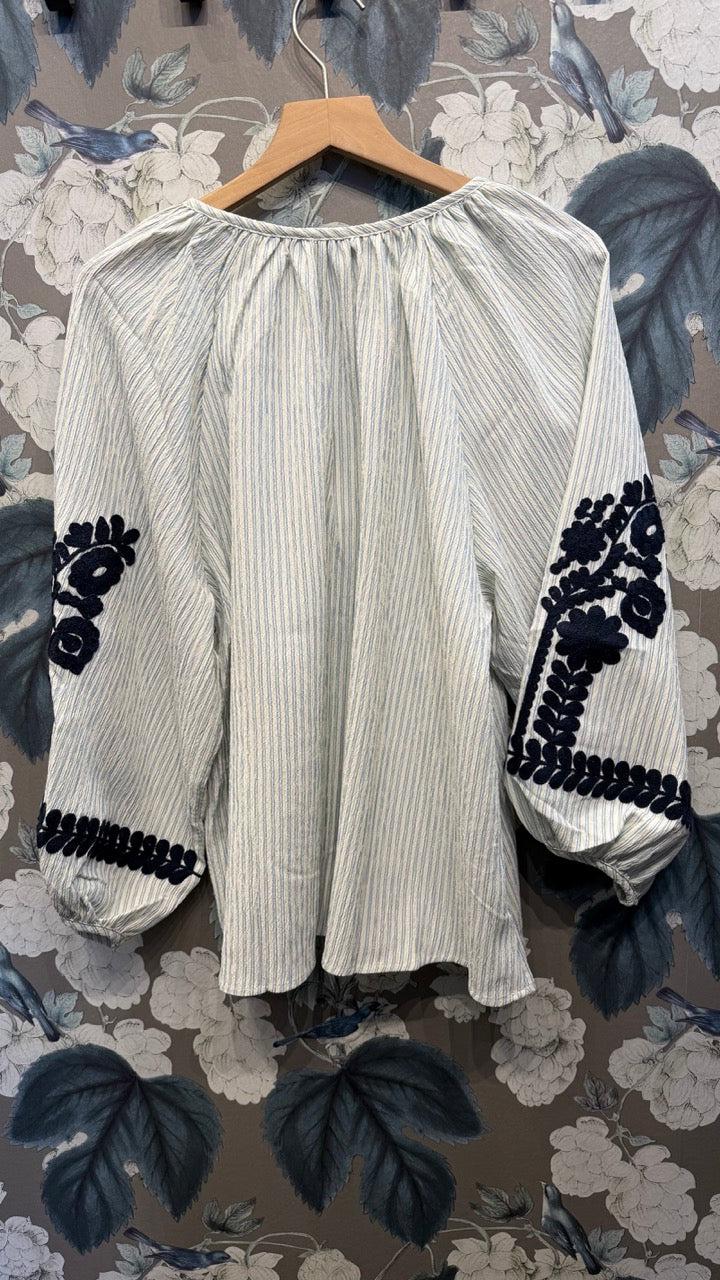 Långärmad Blus med Coola Broderier i Beige/Navy från Caramelle Fashion - baksida | Lilla Hem