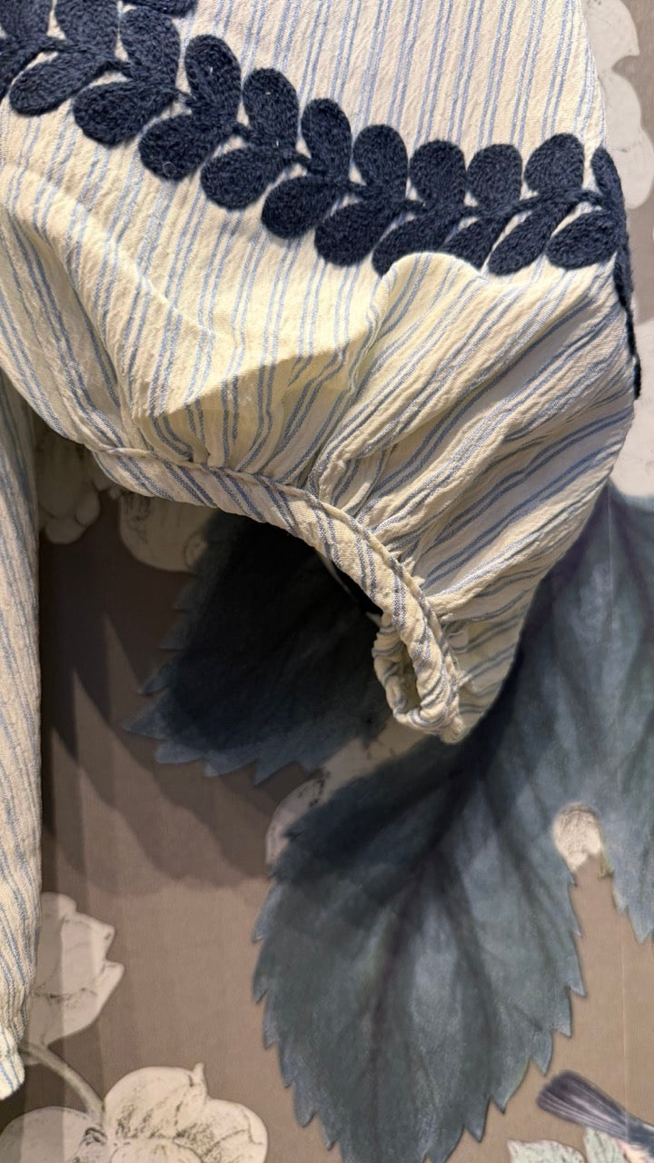 Långärmad Blus med Coola Broderier i Beige/Navy från Caramelle Fashion - detalj ärmslut | Lilla Hem