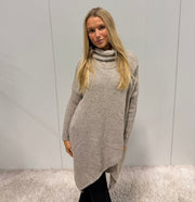 Modell bär beige longsweater med polokrage och asymmetrisk längd, sett framifrån | Jörlevik of Sweden | Lilla Hem