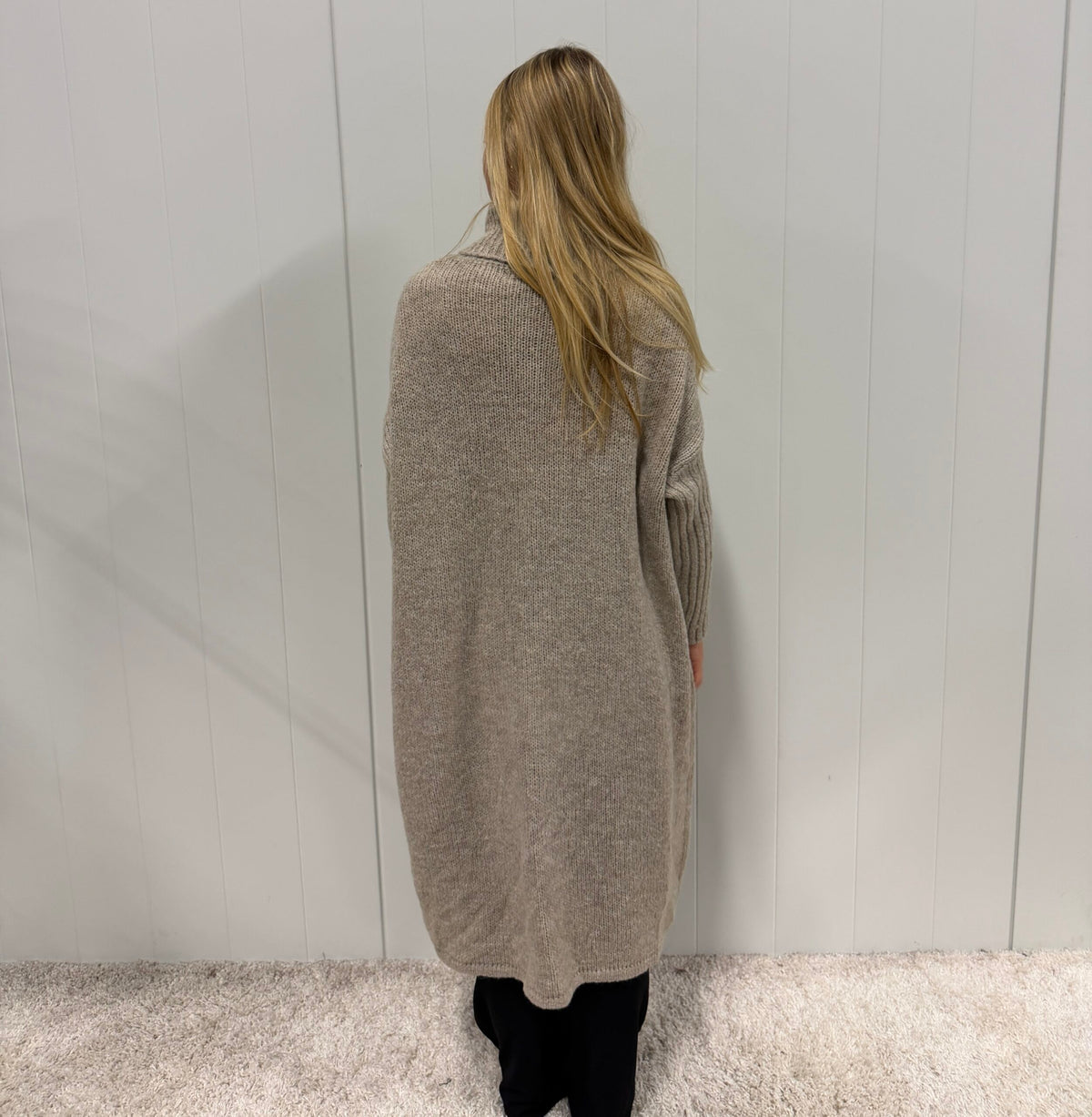 Modell bär beige longsweater med polokrage och asymmetrisk längd, sett bakifrån | Jörlevik of Sweden | Lilla Hem