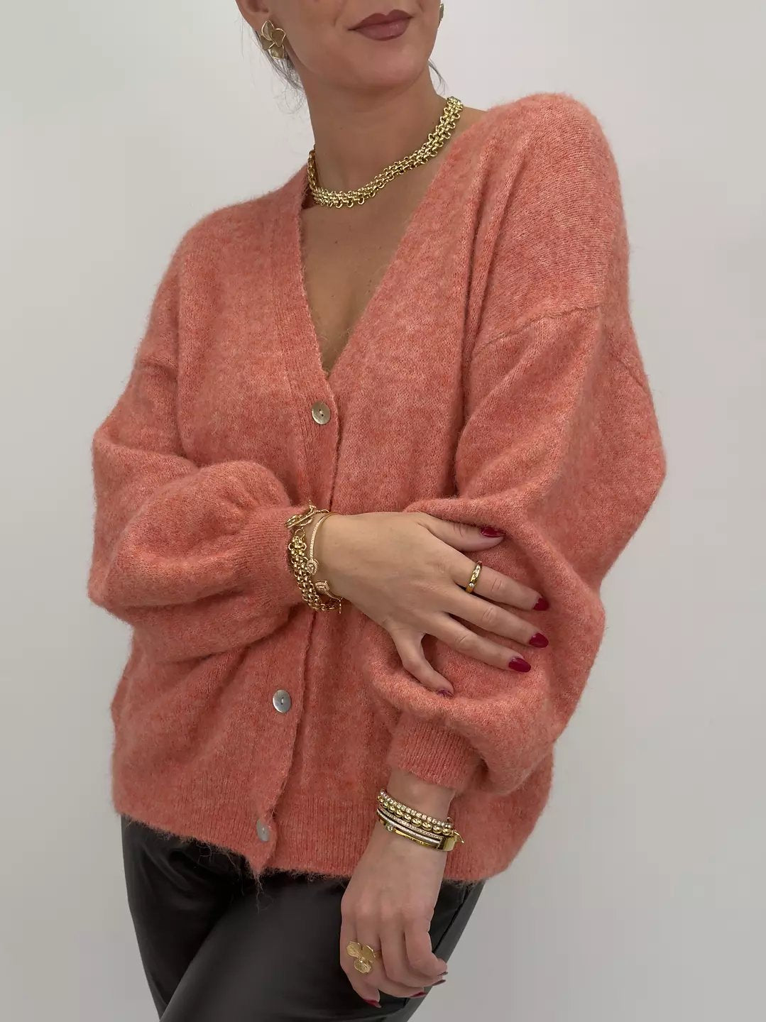 Stickad V-Ringad Kofta i Korall från Gemini - framsida | Lilla Hem