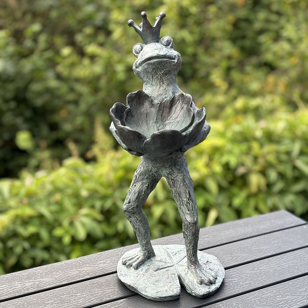 Trädgårdsfigur Grodprins Fågelmatare i 36Cm från Trademan - framsida | Lilla Hem