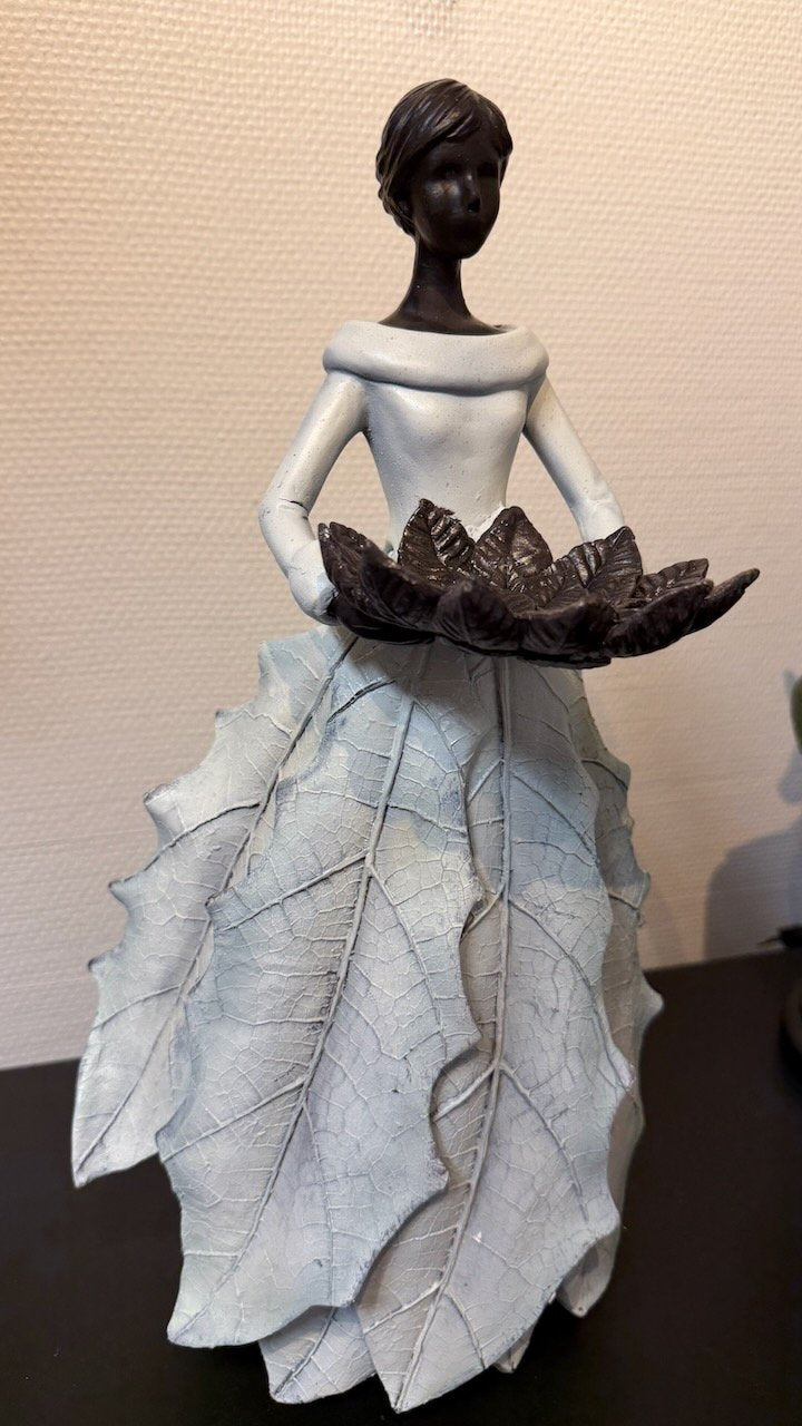 Trädgårdsfigur Flicka med Fat i Antikvit/45Cm från Trademan - framsida | Lilla Hem