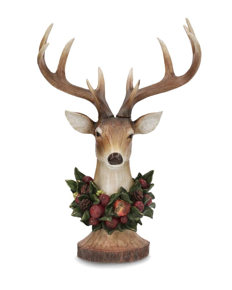 Träskulpterad hjortbyst med stora horn och dekorativ krans av röda bär och gröna blad | A Lot Decoration | Lilla Hem