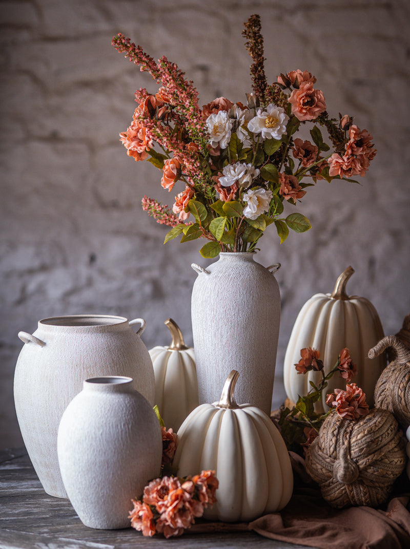 Vita keramikkärl med korall- och vitblommor samt dekorativa höstpumpaor mot grå bakgrund | A Lot Decoration | Lilla Hem
