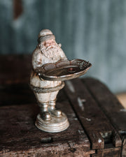 Silverfärgad tomtefigur med långt skägg och fiskfat, placerad på trä mot blå bakgrund | A Lot Decoration | Lilla Hem