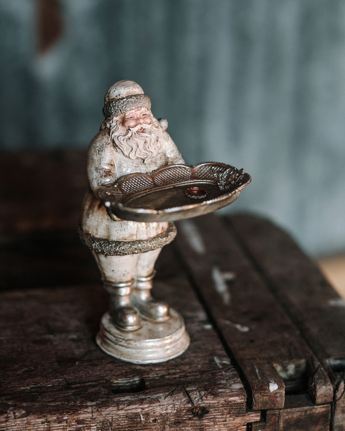 Silverfärgad tomtefigur med långt skägg och fiskfat, placerad på trä mot blå bakgrund | A Lot Decoration | Lilla Hem