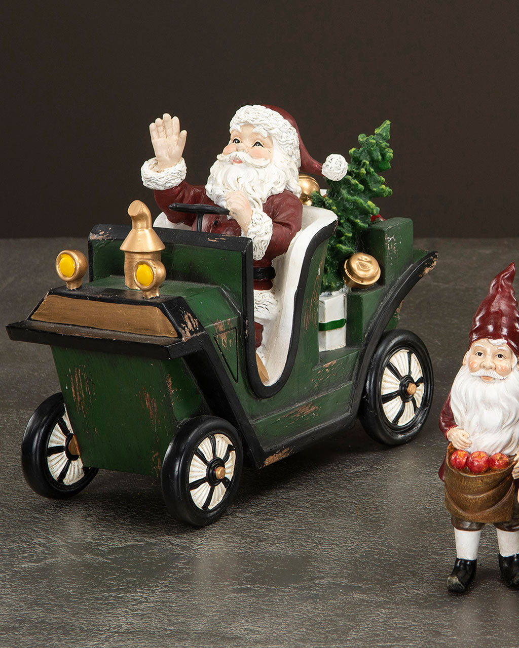 Julgubbar i grön leksaksbil med dekorativa element mot mörk bakgrund | A Lot Decoration | Lilla Hem