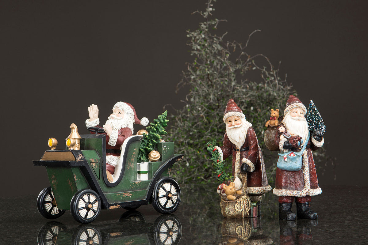 Julemotiv med grön bil och flera julemandsfigurer mot mörk bakgrund | A Lot Decoration | Lilla Hem