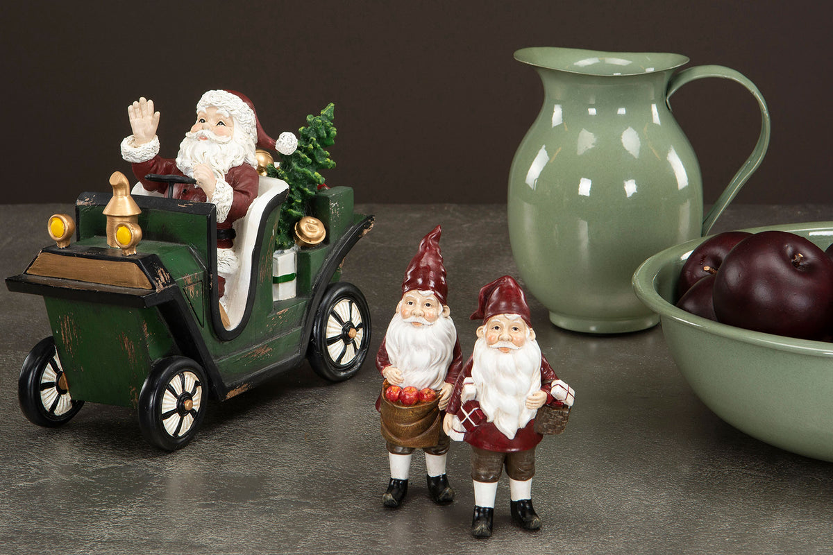 Grön julebil med tomte i röd dräkt sett från sidan, tillsammans med två mindre tomtar och grön keramikkanna | A Lot Decoration | Lilla Hem