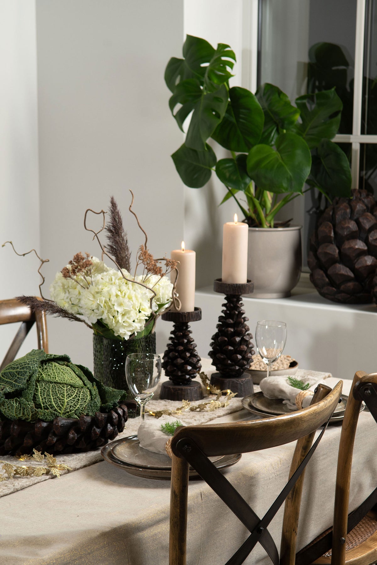 Svart kotteformad ljusstake på dukat festbord med blommor och dekorationer | A Lot Decoration | Lilla Hem