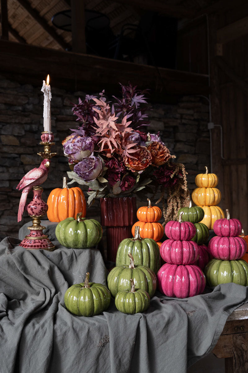 Dekorativ höstdisplay med färgglada pumpor, blommor och accessoarer på grå tyg | A Lot Decoration | Lilla Hem