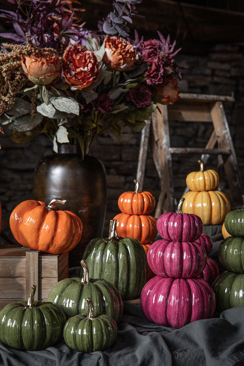 Dekorativa pumpor i grönt, orange och vinrött arrangerade framför blomsterkruuka med höstblommor | A Lot Decoration | Lilla Hem