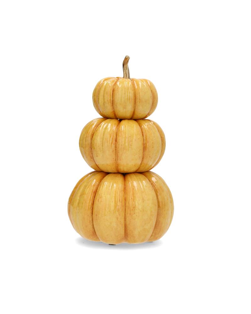 Tre glansiga gula pumpor staplade på varandra mot vit bakgrund | A Lot Decoration | Lilla Hem