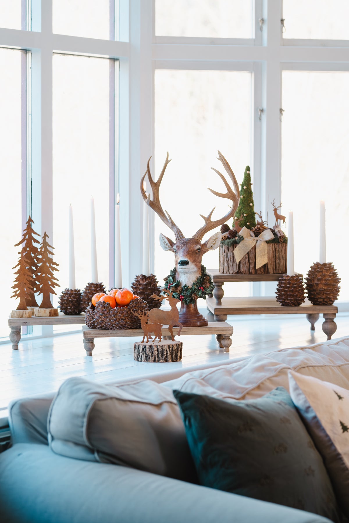 Ljusstake i form av tallkotte på fönsterbräda bland höstlig dekoration | A Lot Decoration | Lilla Hem