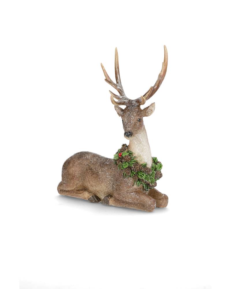 Liggande hjort i trä med långa horn och grön julkrans runt halsen mot vit bakgrund | A Lot Decoration | Lilla Hem