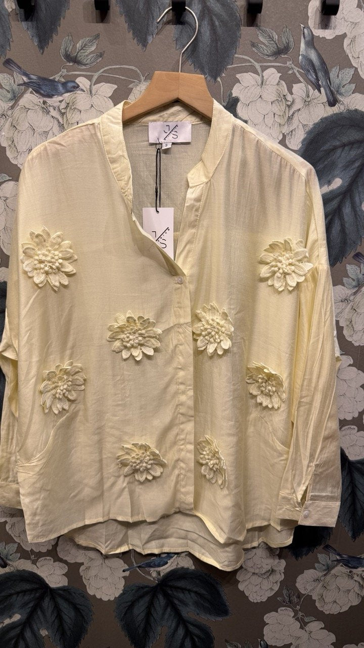 Skir Blus med Blom-Applikationer i Yellow från Caramelle Fashion - framsida | Lilla Hem