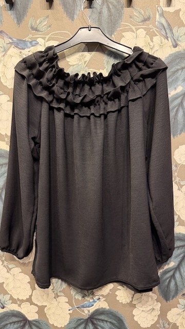 Långärmad Blus med Rund Hals och Volanger i Black från Caramelle Fashion - stylingbild | Lilla Hem