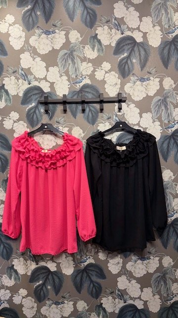 Långärmad Blus med Rund Hals och Volanger i Black från Caramelle Fashion - framsida | Lilla Hem