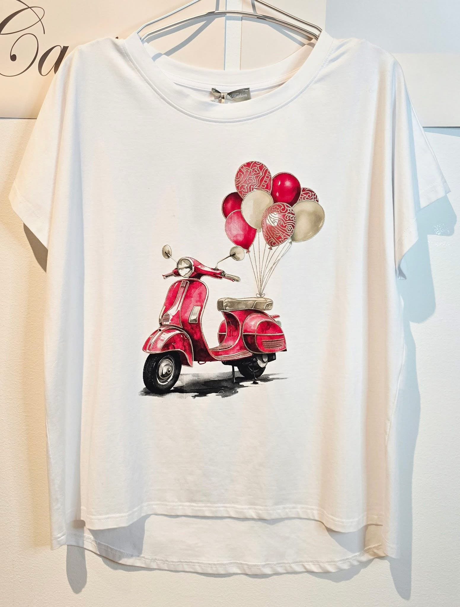 Inze T-Shirt Balloon Scooter i Röd från L8 Fashion - framsida | Lilla Hem