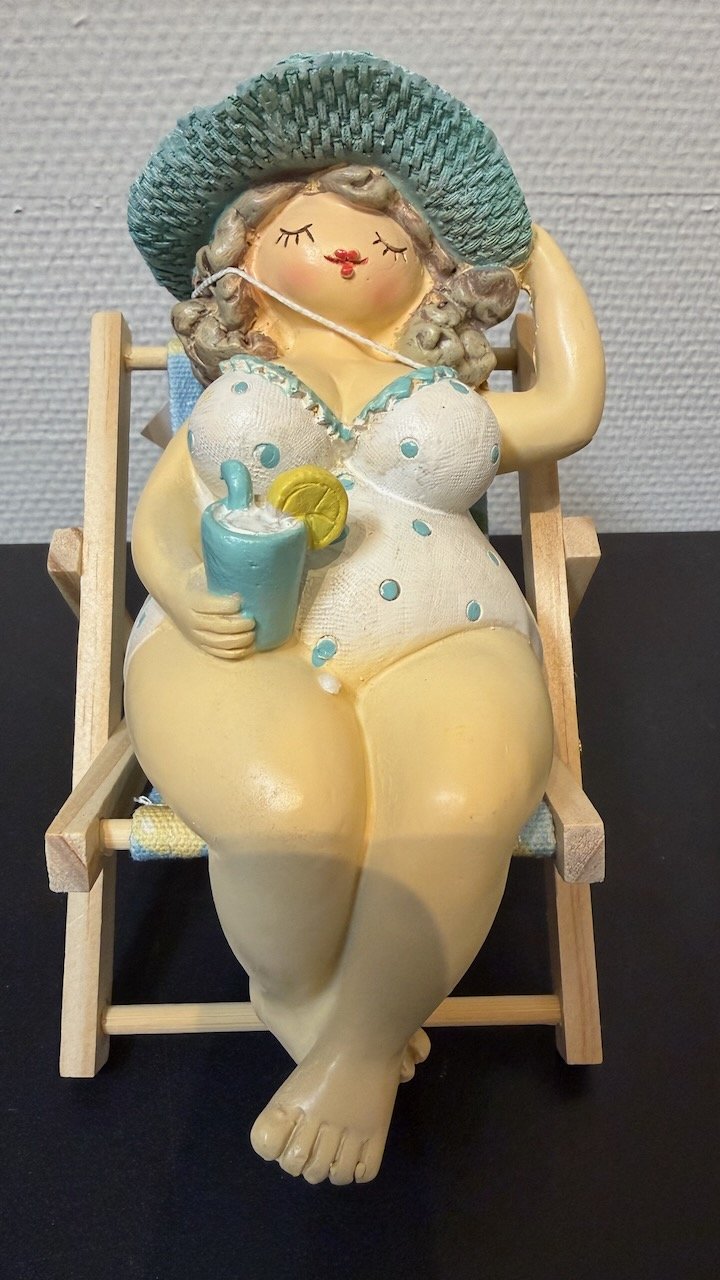 Malin i Strandstolen i 11X17X17Cm från Trademan - på modell | Lilla Hem