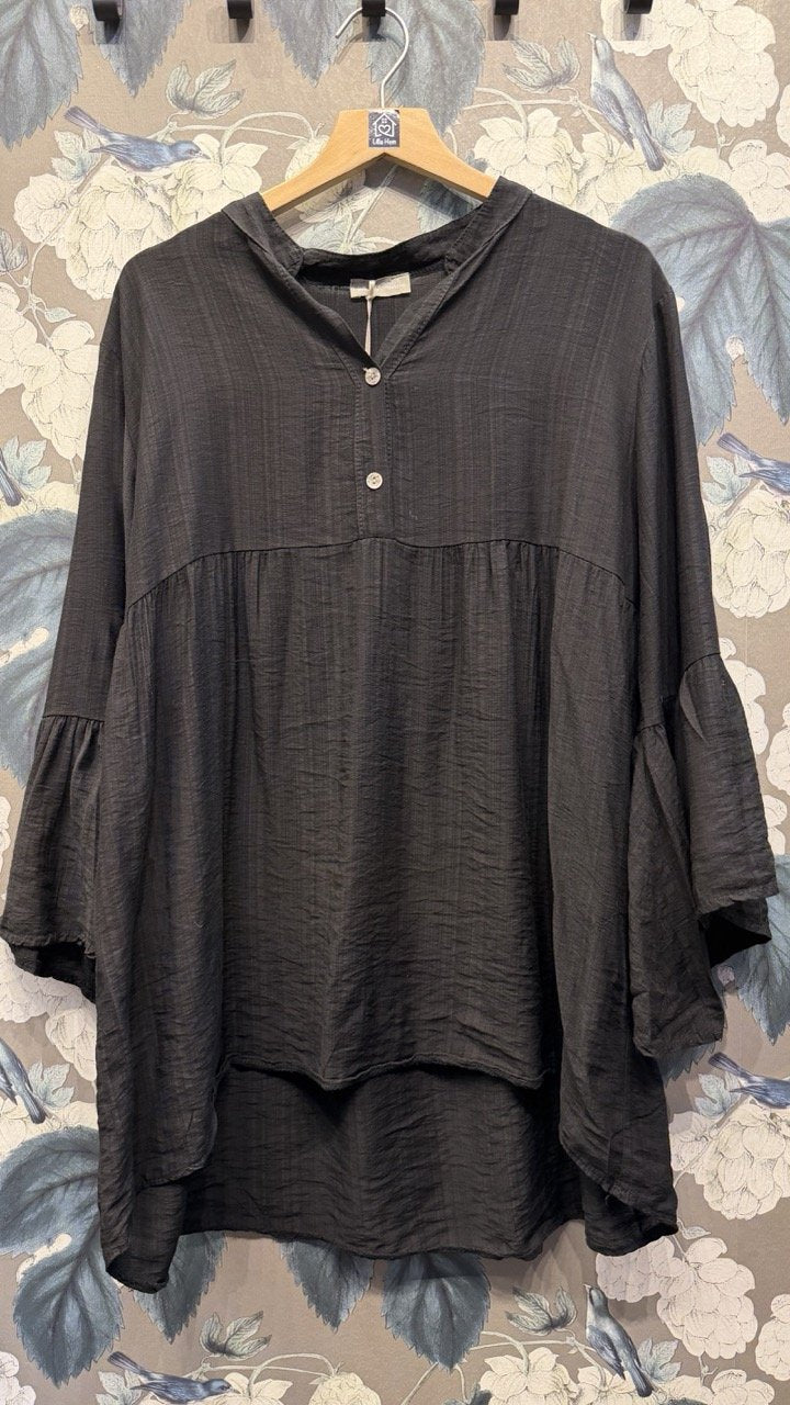 Barbro Blus med Vida Ärmar i Svart från L8 Fashion - framsida | Lilla Hem
