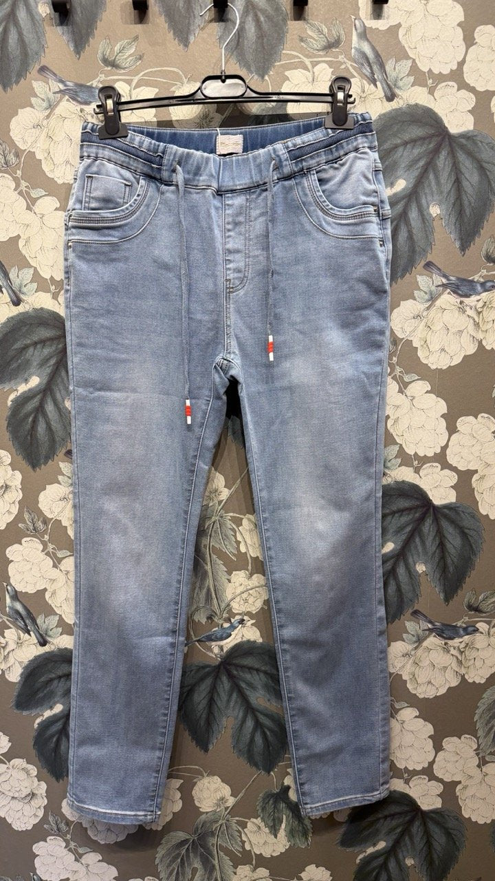Jeans Jogging Soft-Touch i Jeans M-Wash från Caramelle Fashion - framsida | Lilla Hem