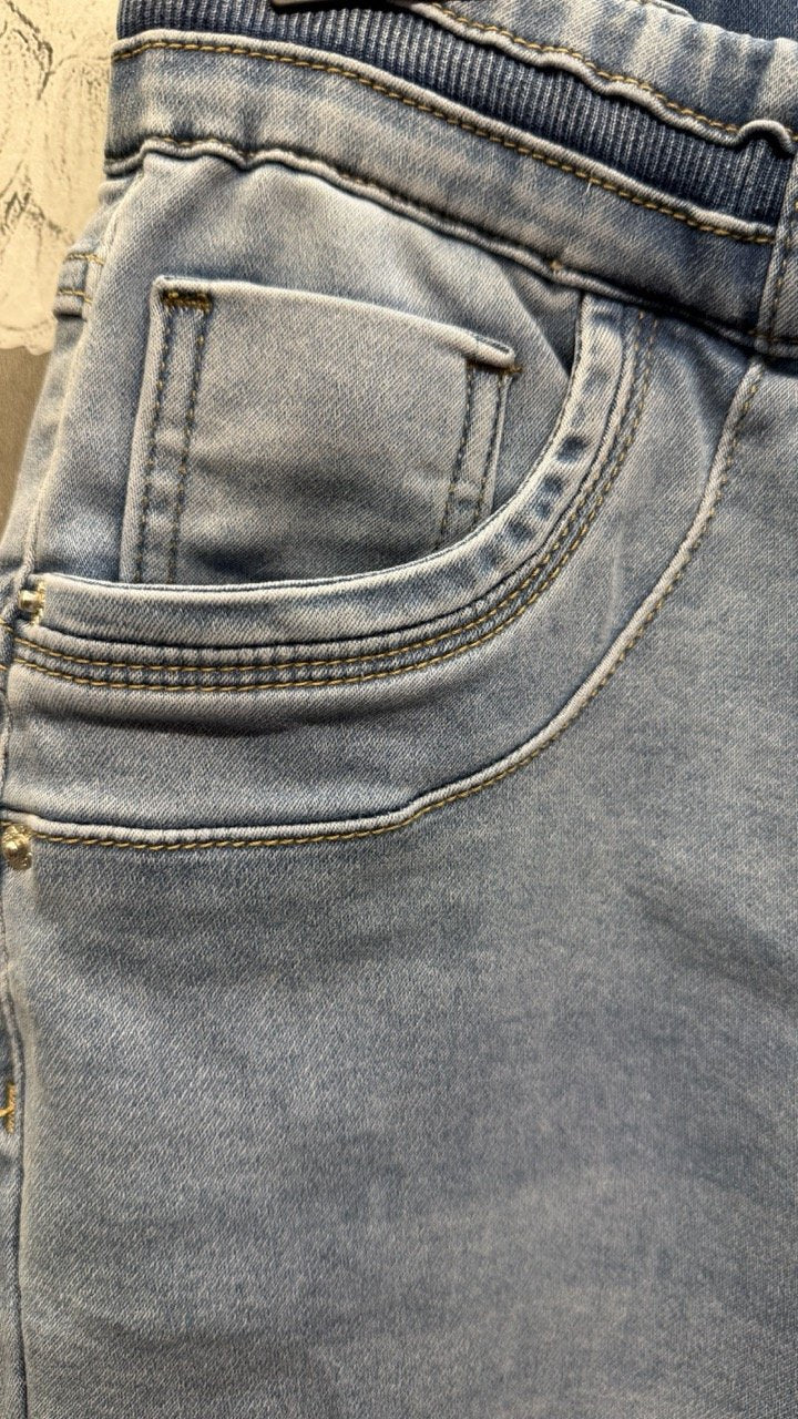 Jeans Jogging Soft-Touch i Jeans M-Wash från Caramelle Fashion - detalj | Lilla Hem