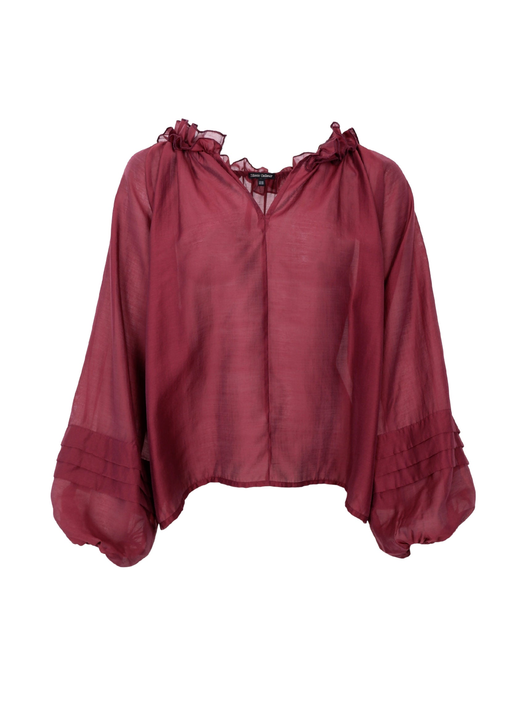 Vinröd blus med voluminösa puffärmar och rynkad halsning, presenterad framifrån på platt underlag | Black Colour | Lilla Hem