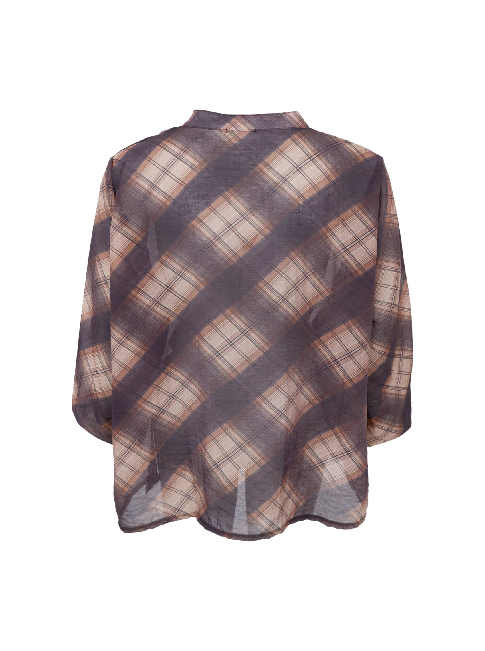Skjorta med diagonalt rutmönster i grått och beige, sett framifrån på platt underlag | Black Colour | Lilla Hem