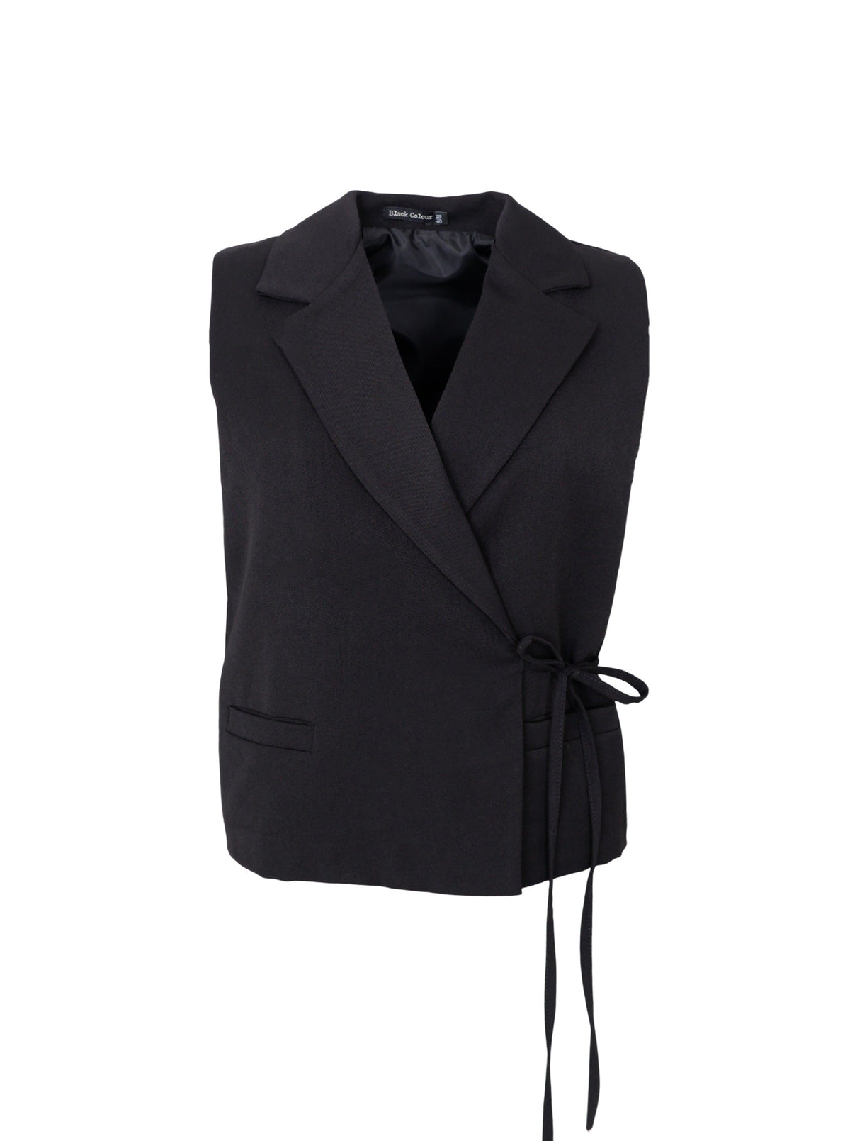 Svart väst i wrap-modell sett framifrån mot vit bakgrund, med knytband på sidan | Black Colour | Lilla Hem