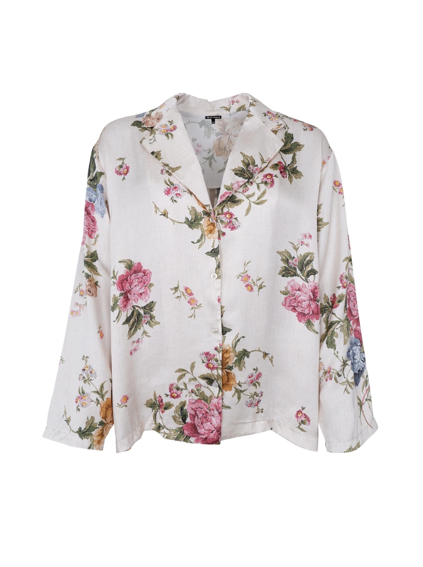 Blus med bred krage och blommigt tryck i rosa och grönt på vit botten, sett framifrån | Black Colour | Lilla Hem
