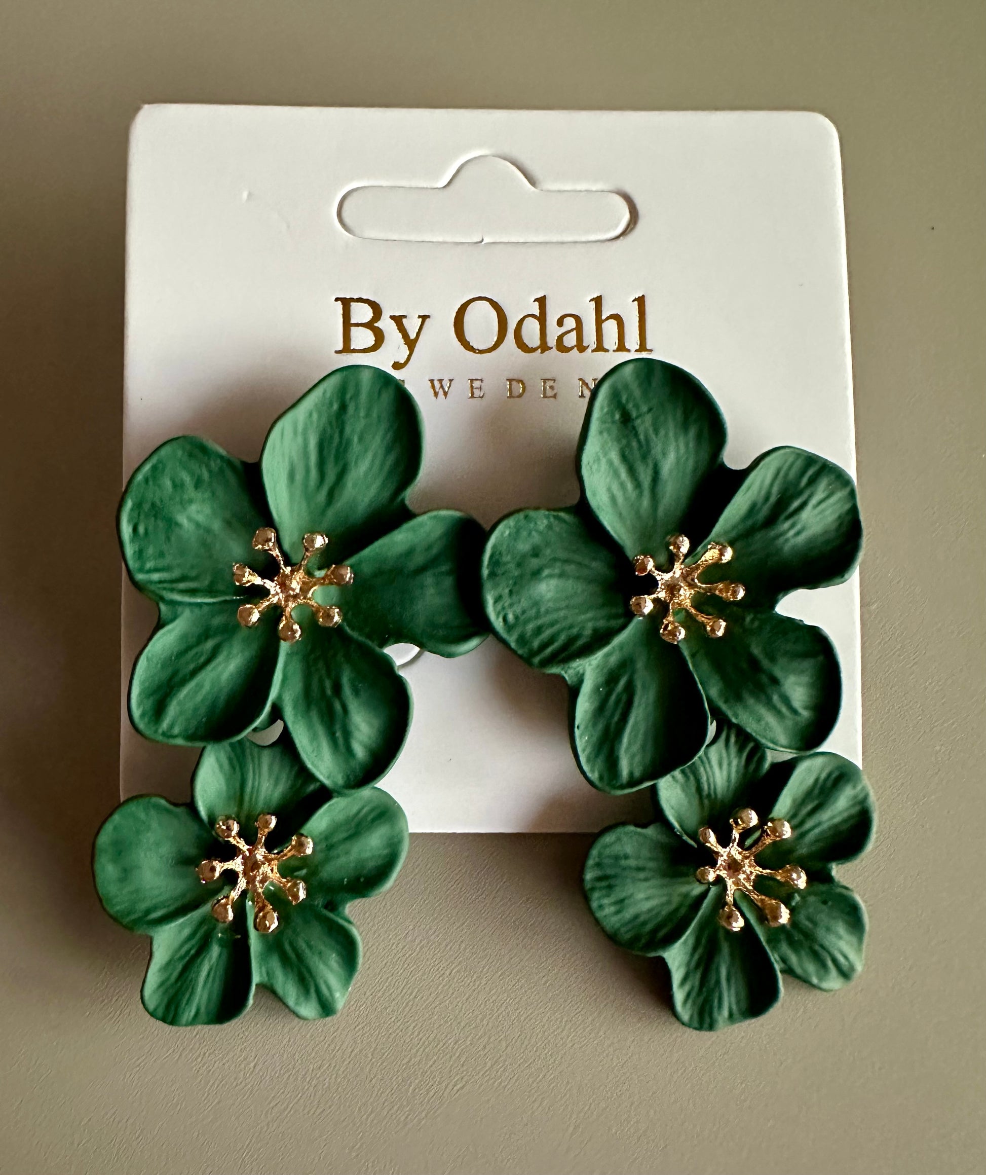Örhängen med dubbla gröna blommor och guldiga stamnätverk på förpackning | By Odahl Sweden | Lilla Hem