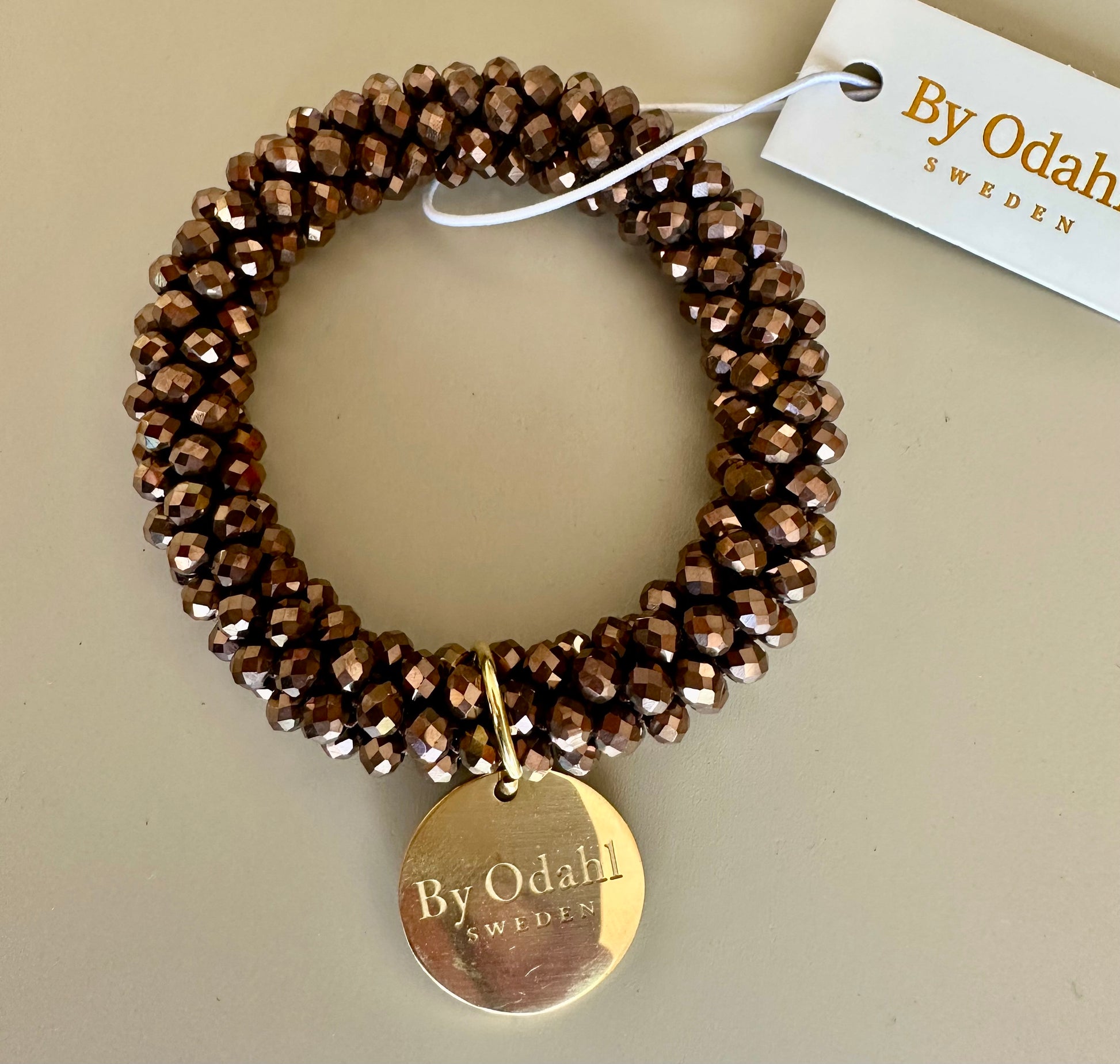 Armband med facetterade bronskulor och guldmedalj, sett framifrån mot neutral bakgrund | By Odahl Sweden | Lilla Hem