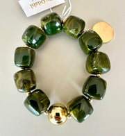 Armband med rundade glaspärlor i mossgrön och guldiga metallkulor, fotograferat ovanifrån | By Odahl Sweden | Lilla Hem