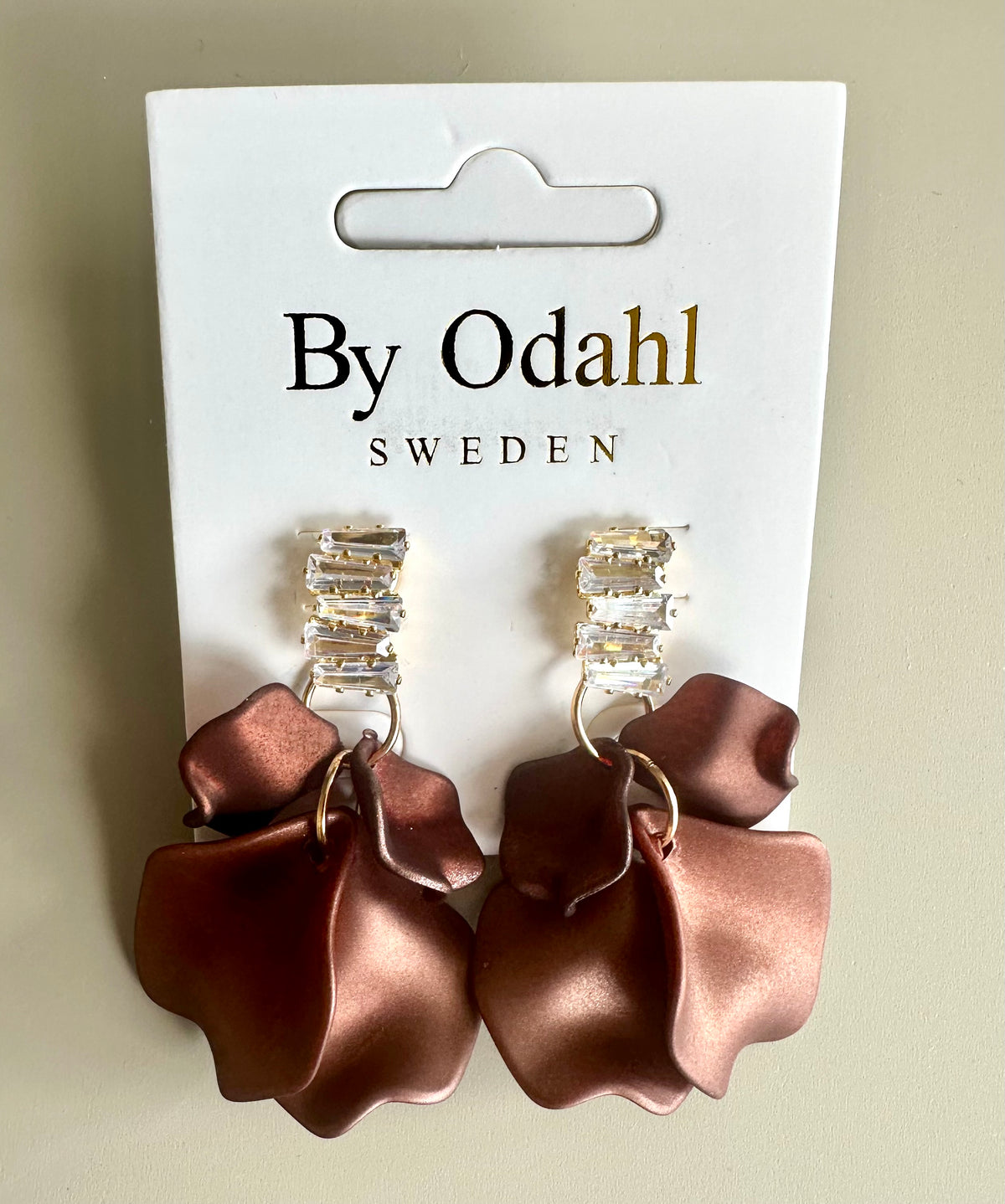 Örhängen med kristallstenar och brunt siden på förpackning, framifrån | By Odahl Sweden | Lilla Hem
