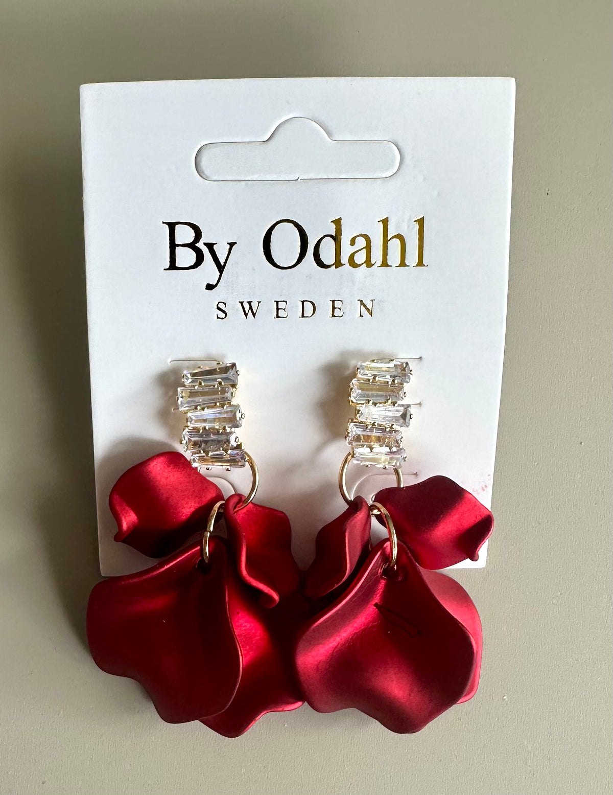 Örhängen med kristallstenar och röda sidendroppar på förpackning | By Odahl Sweden | Lilla Hem