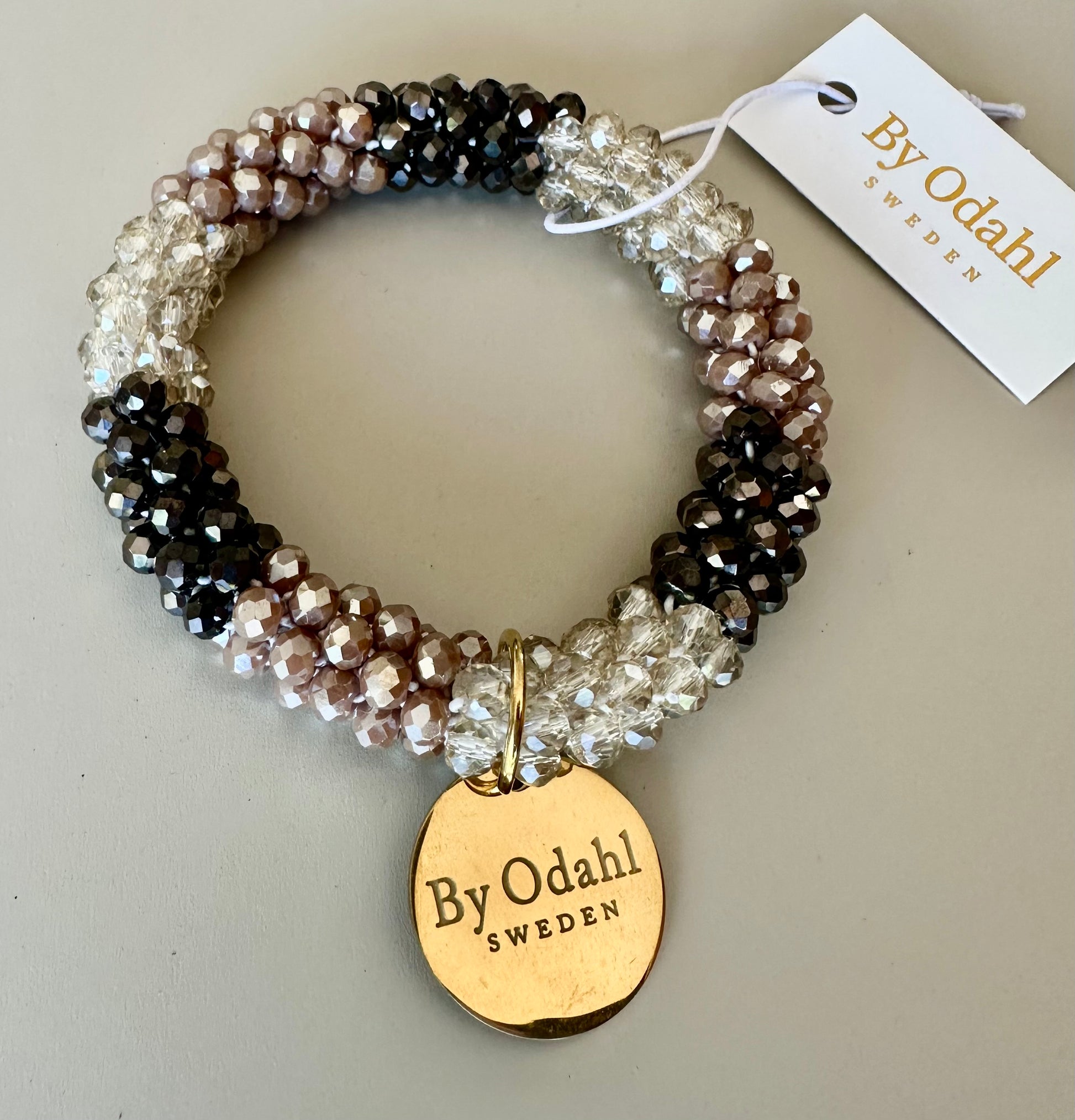 Armband med facetterade pärlor i nougat, svart och kristall med guldpläterad bricka, sett framifrån | By Odahl Sweden | Lilla Hem