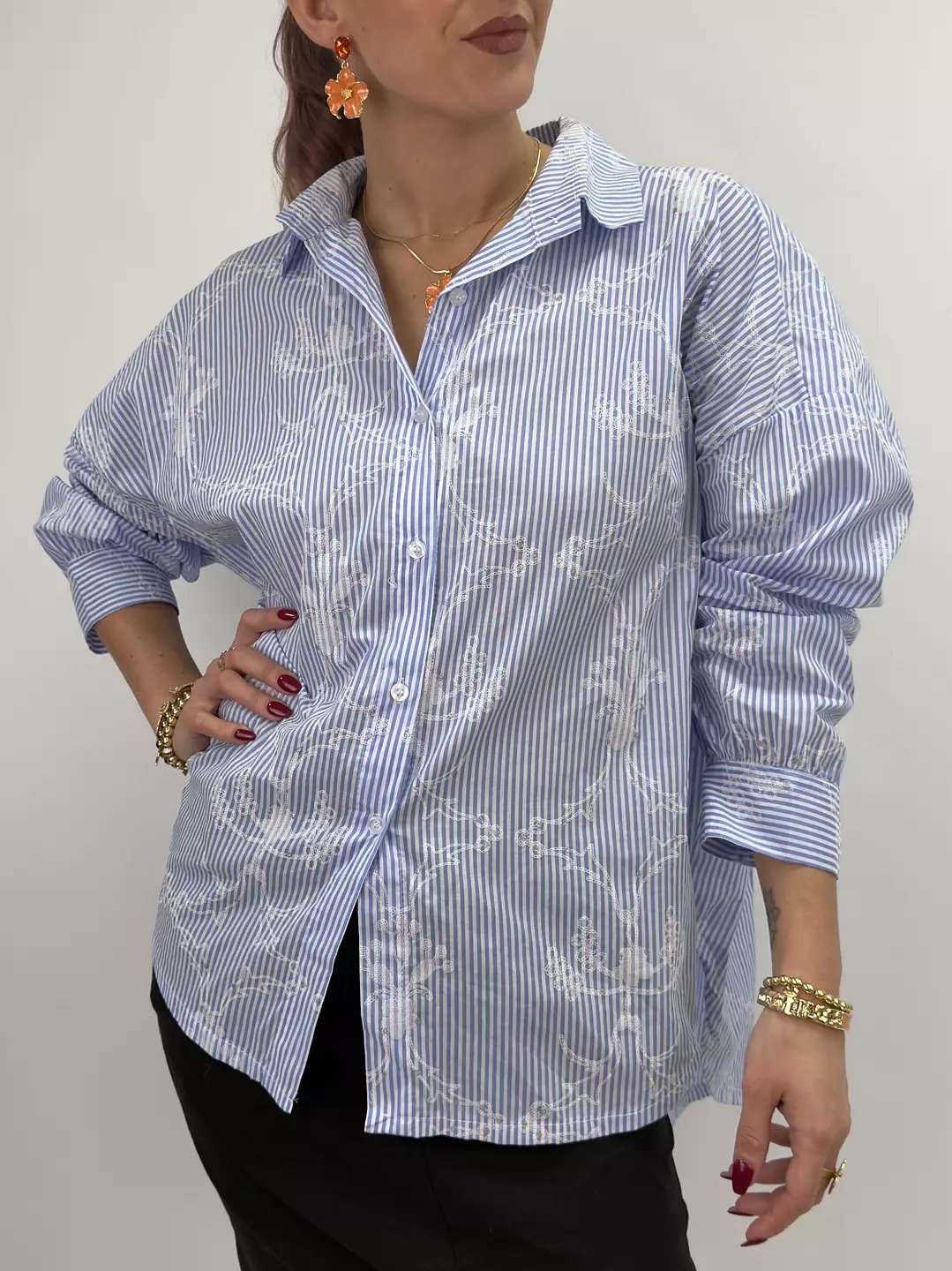 Skjorta med Fina Brodyrdetaljer i Ljusblå från Gemini - baksida | Lilla Hem