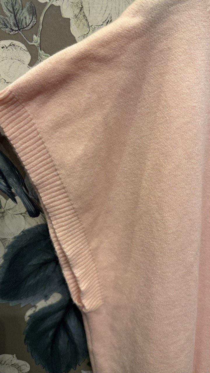 Finstickad Väst med V-Ringad Hals i Pink från Caramelle Fashion | Lilla Hem