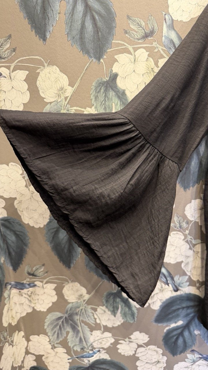 Barbro Blus med Vida Ärmar i Svart från L8 Fashion - baksida | Lilla Hem