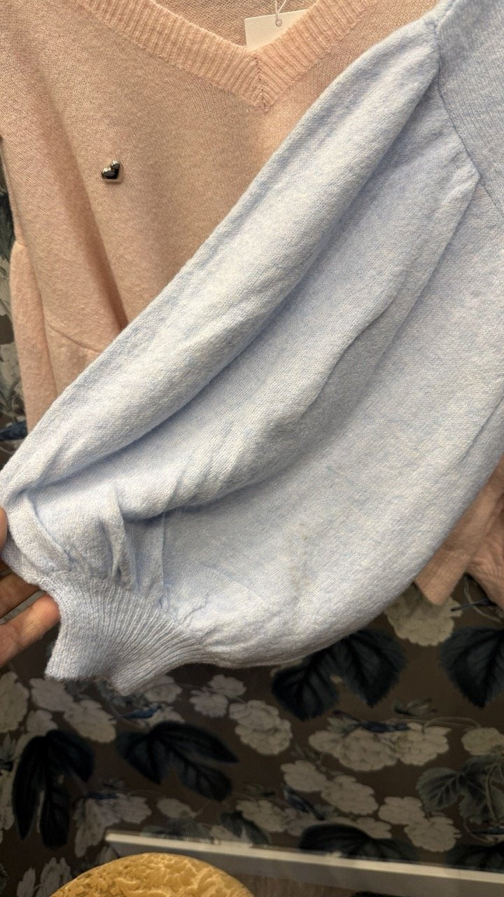 Stickad Tröja med Gulliga Hjärtan-Applikationer i Pastellrosa från Fashion By K - på modell | Lilla H