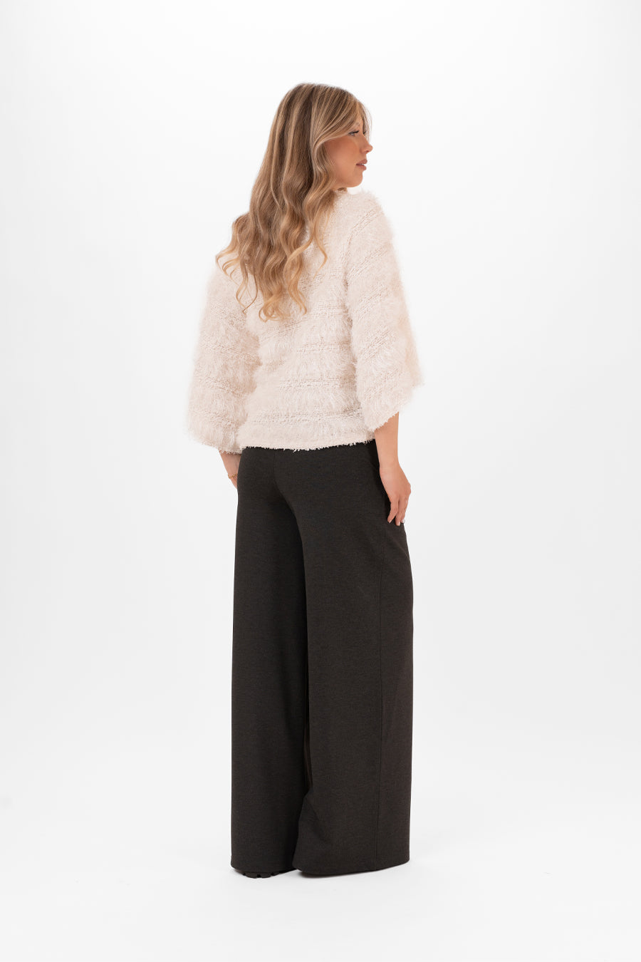 Modell bär vit spetsad tröja med trekvartslång ärm sett från sidan | Capri Collection | Lilla Hem