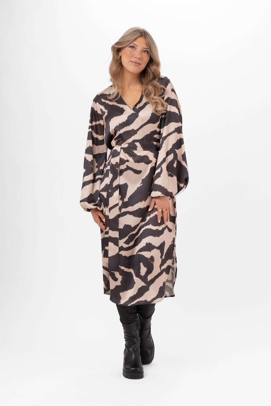 Modell bär klänningen framifrån med abstrakt svart-beige mönster och virad midja | Capri Collection | Lilla Hem